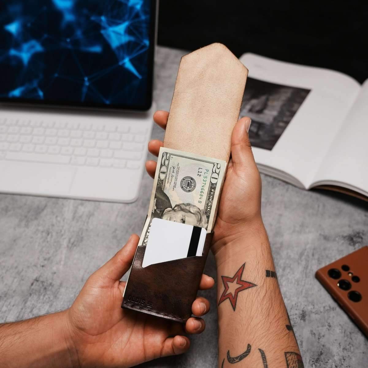 Oldis Two: Left-hander's Minimalist Vertical Wallet – Oldis Road